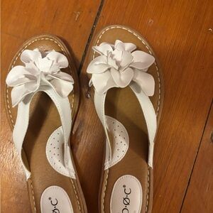 B.O.C. Women's White and Tan Floral Sandals